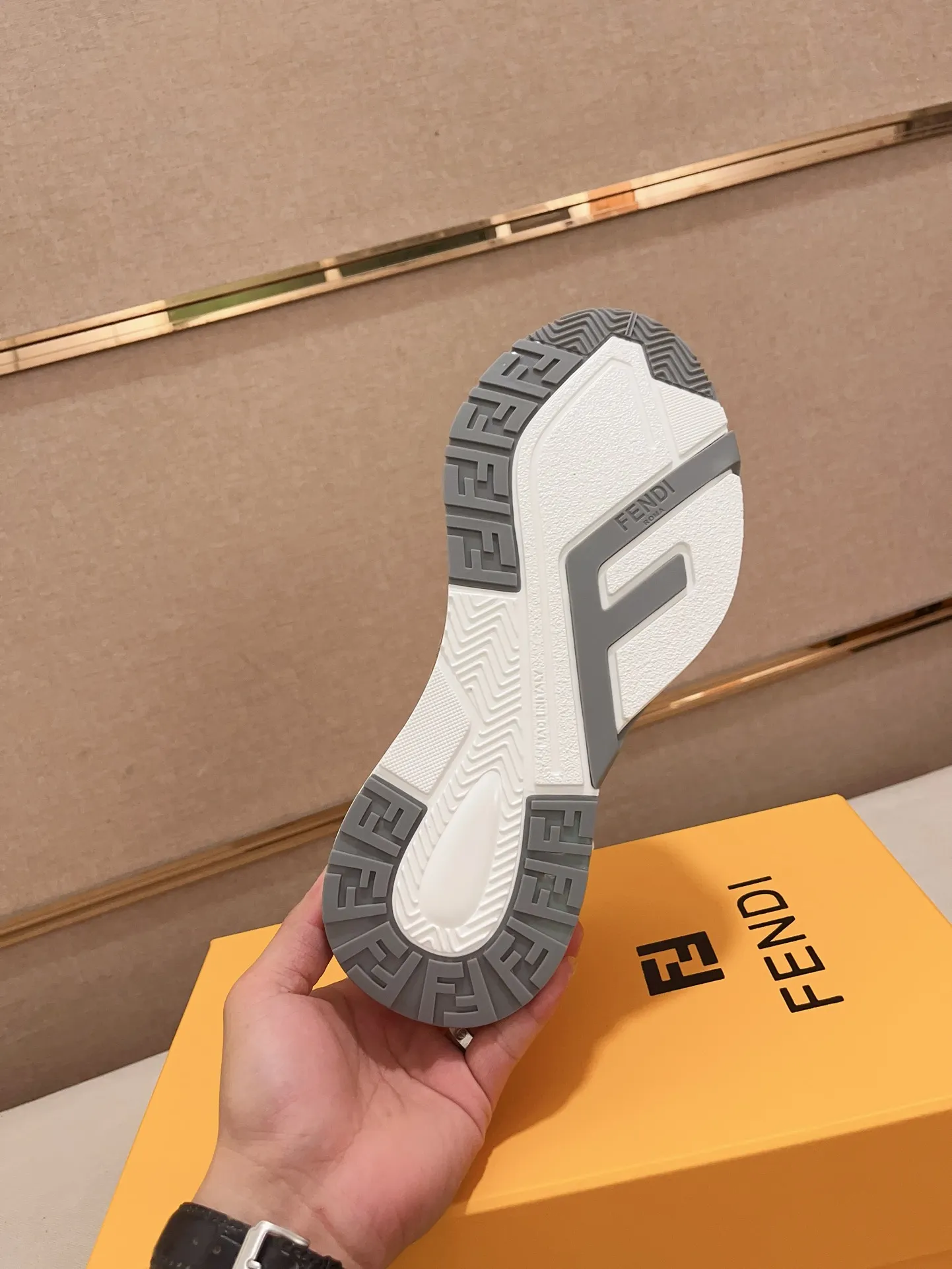 Men's shoes💰: 540💰(Higher version) [Fendi] Fendi's latest casual shoes for men! Available at counters simultaneously! A one-to-one replica of the original. Made entirely of imported top-grain calfskin, the interior is made of top-grain water-dyed cowhide, and the original factory-supplied rubber outsole. Leading new fashion concepts. Matching code: 38-44 can be customized, 45 is not returnable!